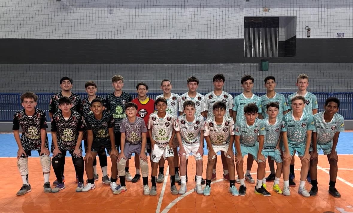 Time Sub-15 da Squad Futsal posando em quadra