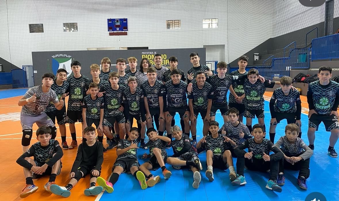 Time Sub-17 reunido na quadra de Dionísio Cerqueira